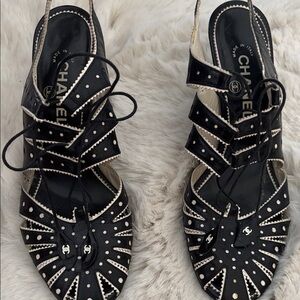 CHANEL Black and Cream heel